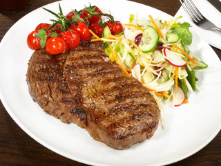 Steak vom Rind mit Salat