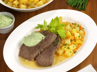 Tafelspitz mit Bouillonkartoffeln und grüner Sauce