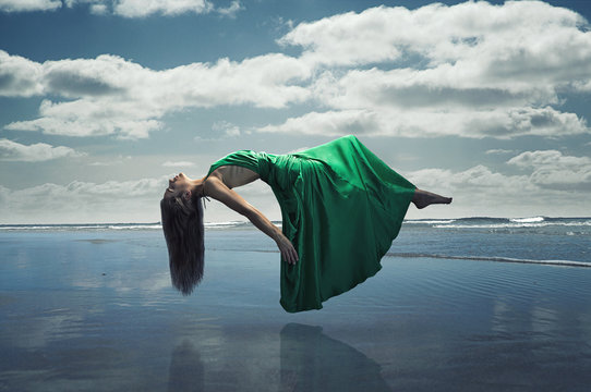 Floating Woman © lassedesignen