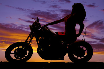 Plakat silhouette woman on motorcycle sit lean back hand forward