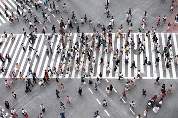 Foto op Plexiglas Voetgangers steken een straat over © eyetronic