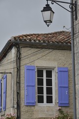 Réverbère suspendue au mur