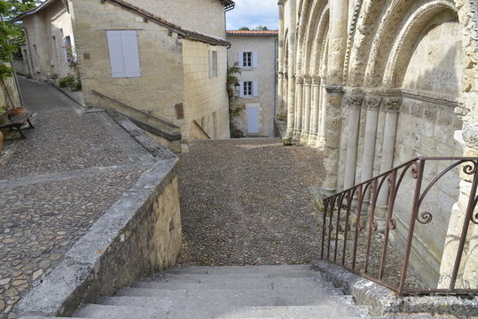 Parvis &eacute;troit de l'&eacute;glise St-Jacques d'Aubeterre-sur-Dronne
