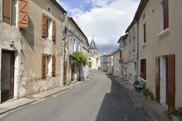 Fototapeta na wymiar Rue principale de Salle-la-Valette en Charente