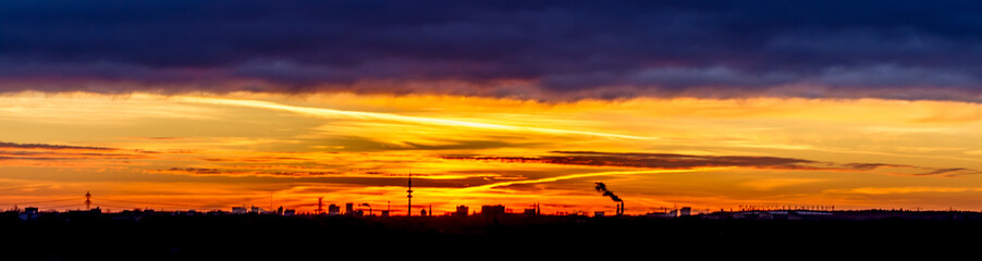 Hamburger Skyline bei Sonnenaufgang