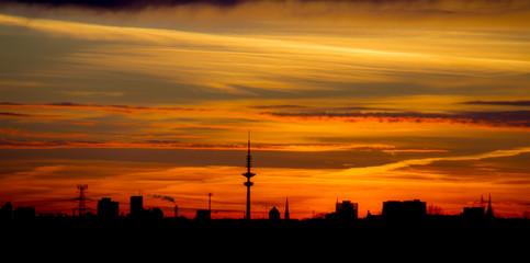 Hamburger Skyline bei Sonnenaufgang