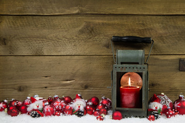 Festliche Weihnachtskarte in Rot, Weiß, Holz und Kerze
