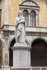 Fototapeta na wymiar Statue des Dante Alighieri, Verona