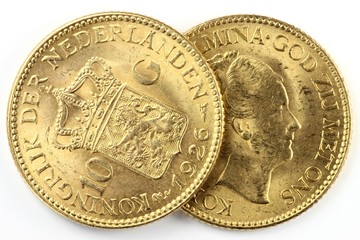 niederländische 10 Gulden Goldmünzen isoliert auf weißem Hintergrund