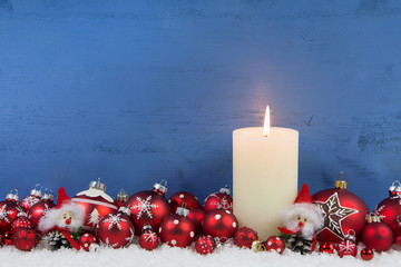 Weihnachtskarte mit Kerze in Blau, Rot und Weiß