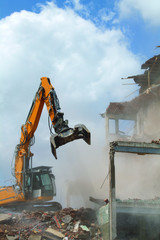 engin de demolition sur chantier