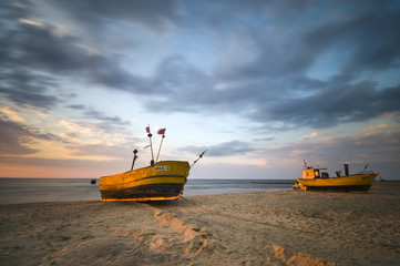 łodzie rybackie na bałtyckiej plaży