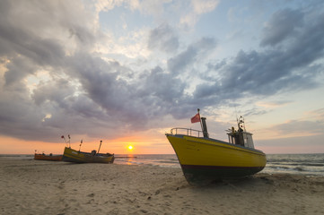 łodzie rybackie na brzegu Morza Bałtyckiego
