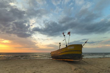 łódź rybacka na bałtyckiej plaży