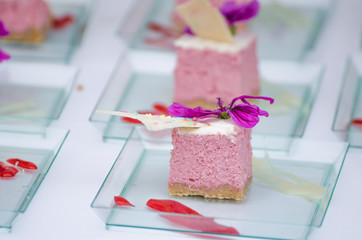 Raspberry cheesecake, biscuits