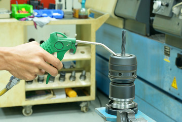 Cleaning spindle head tool