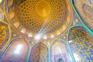 Fototapeta na wymiar Sheikh Lotfollah Mosque in Naghsh-e Jahan Square, Isfahan, Iran
