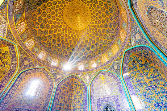 Sheikh Lotfollah Mosque in Naghsh-e Jahan Square, Isfahan, Iran