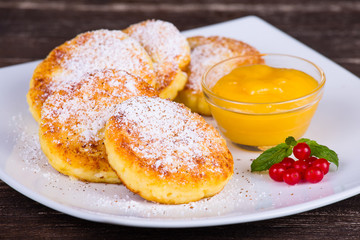 Cheese pancakes with honey