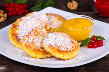 Cheese pancakes with honey
