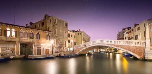Fototapeta na wymiar Night view of canals in Venice