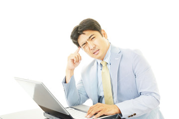 頭痛を訴えるビジネスマン