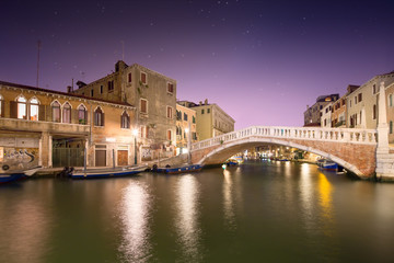 Fototapeta na wymiar Night view of canals in Venice