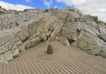 Zen Steingarten an Felsenwand