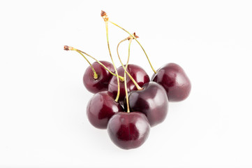 Ciliegie mature isolate su sfondo bianco