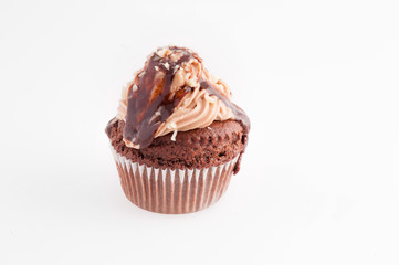 Cupcake al cioccolato isolato su sfondo bianco