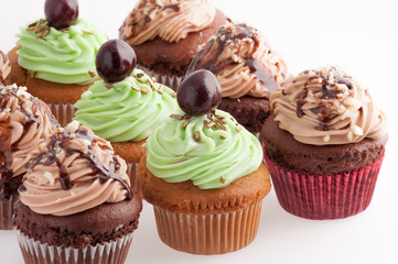 Insieme di cupcake isolati su sfondo bianco