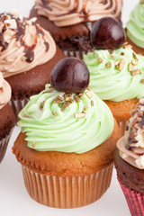 Insieme di cupcake isolati su sfondo bianco