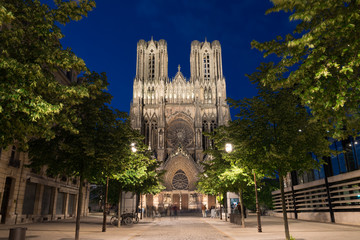 Famous Notre-Dame de Reims at twilight - obrazy, fototapety, plakaty
