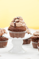Cupcake al cioccolato appoggiato su un'alzatina
