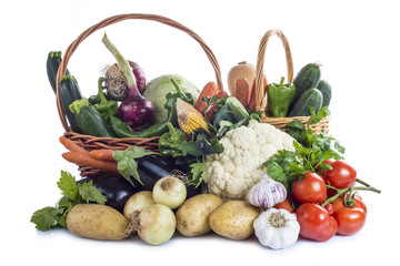 Cestas con verduras y hortalizas frescas variadas