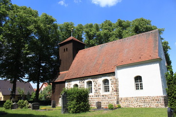 Fototapeta na wymiar Dorfkirche in Schönefeld bei Beelitz