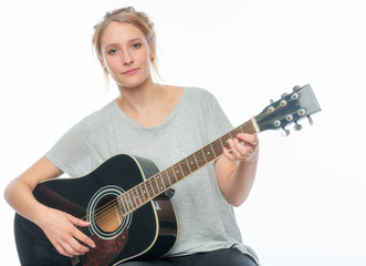Fototapeta premium Blondes Mädchen spielt Gitarre