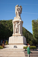 Fototapeta na wymiar Devant le monument aux morts