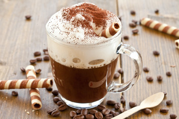 Eine Tasse Kaffee mit Milchschaum - 66666068