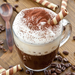 Eine Tasse Kaffee mit Milchschaum