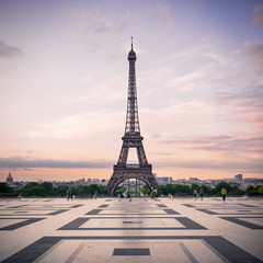 Trocadero en de Eiffeltoren bij zonneschijn. Parijs, Frankrijk.