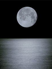 Großer Mond über dem Ozean