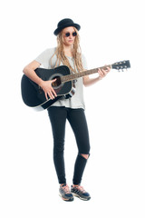 Fototapeta premium Blonde Frau mit Hut spielt Gitarre