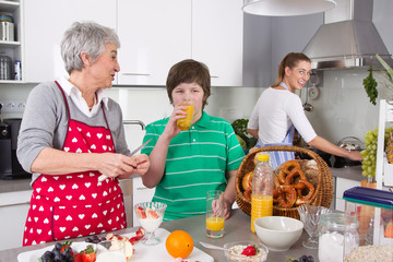 Großmutter betreut das Kind: drei Generationen in der Küche