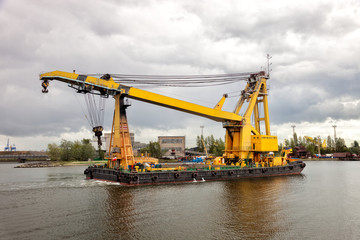 Fototapeta na wymiar Heavy floating crane in the port.
