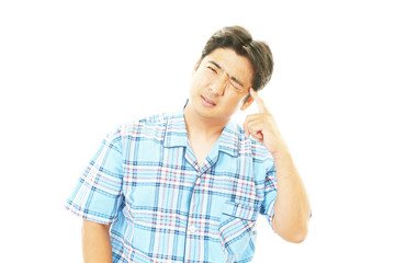 疲れた表情の男性