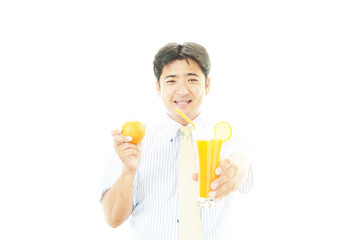 ジュースを飲む笑顔のサラリーマン