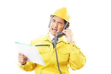 疲れた表情の作業員