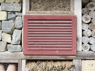 Insektenhotel im Sommer bei Sonnenschein für den Schutz der Insekten im Heimat-Tierpark...