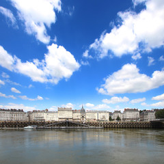 Fototapeta premium Nantes - Quai de la Fosse vue de l'île de Nantes